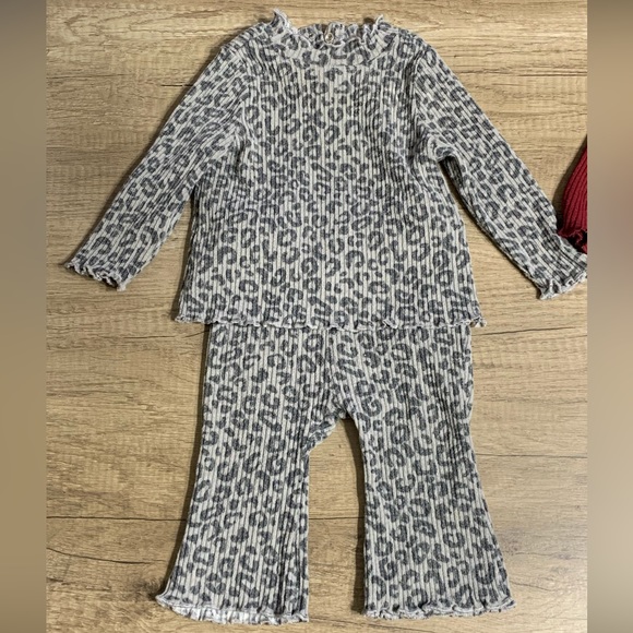 Old Navy Plush Cozy-Knit Top & Flare Pants Set for Baby bundle - Picture 2 of 11